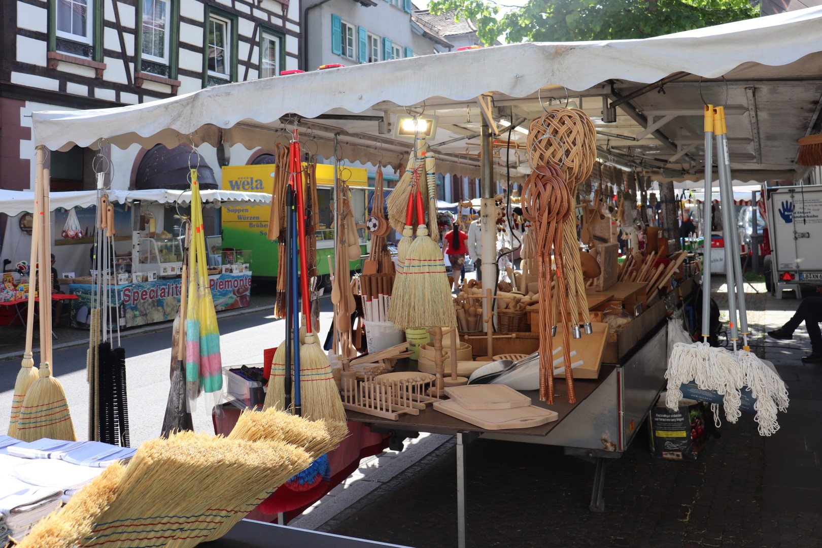 
    
            
                    Traditioneller Krämermarkt im Mai
                
        
