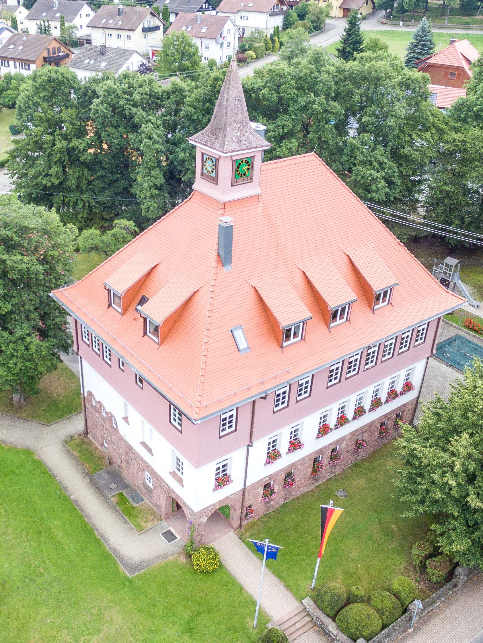 
    
            
                    Schulhaus Dennach
                
        
